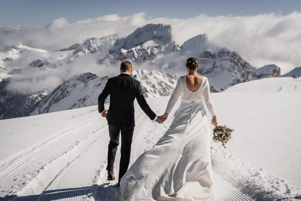 Brautpaar im Schnee von hinten
