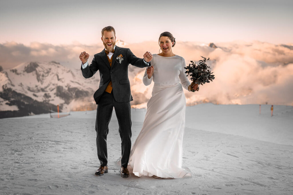 Brautpaar hat Spass im Schnee