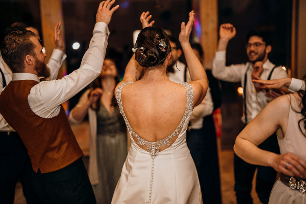 Tanzfläche Hochzeit Braut von hinten